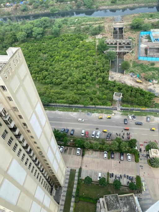 Your Comfort Stay With Skyvibe 26Th Floor Noida Exterior photo