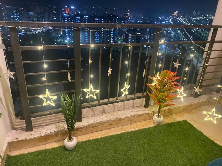 Your Comfort Stay With Skyvibe 26Th Floor Noida Exterior photo