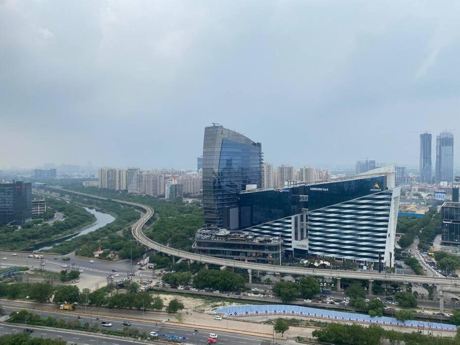 Your Comfort Stay With Skyvibe 26Th Floor Noida Exterior photo